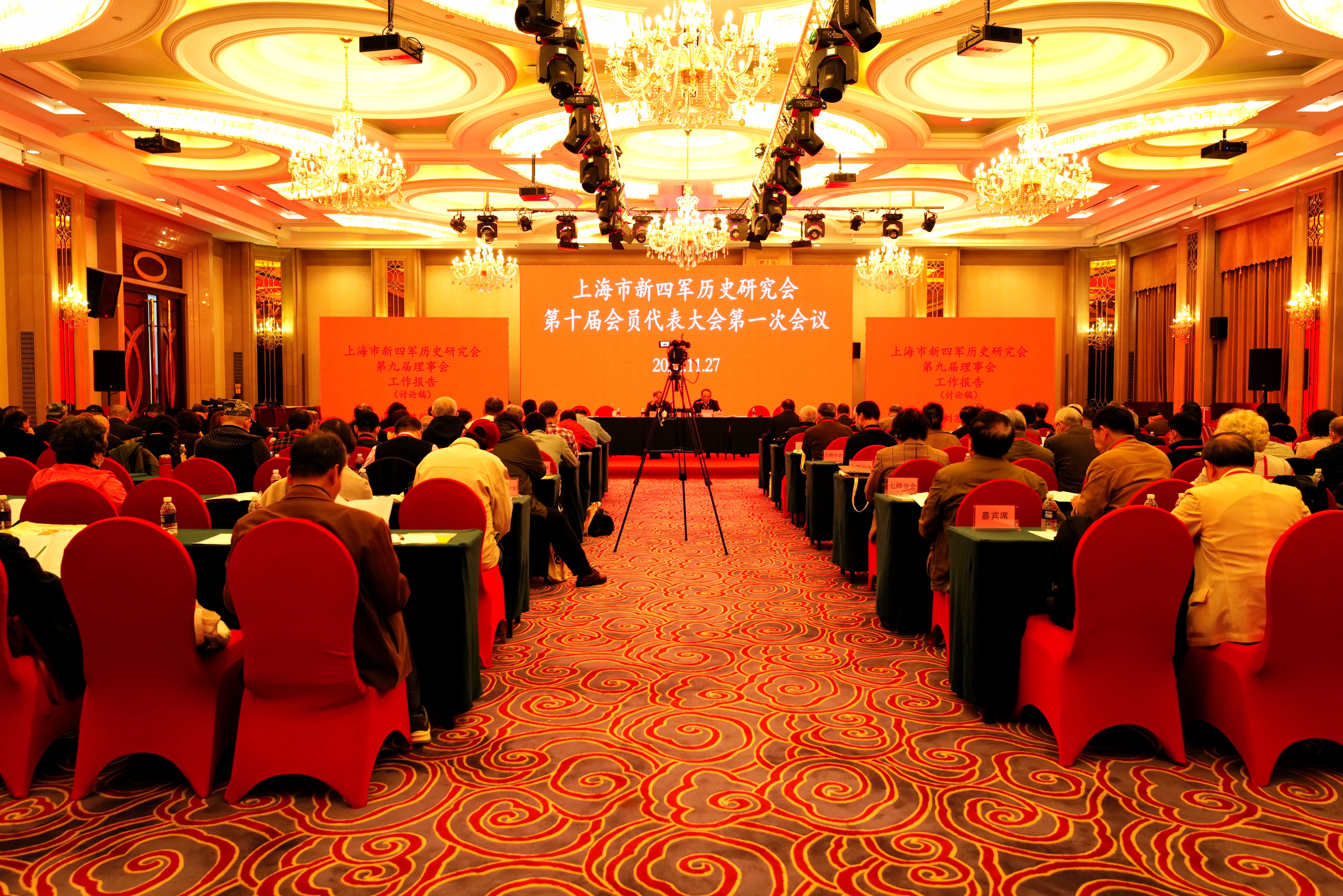 图为:巴特朝格图与边境派出所民警观察边境线情况 白玉泉摄.JPG