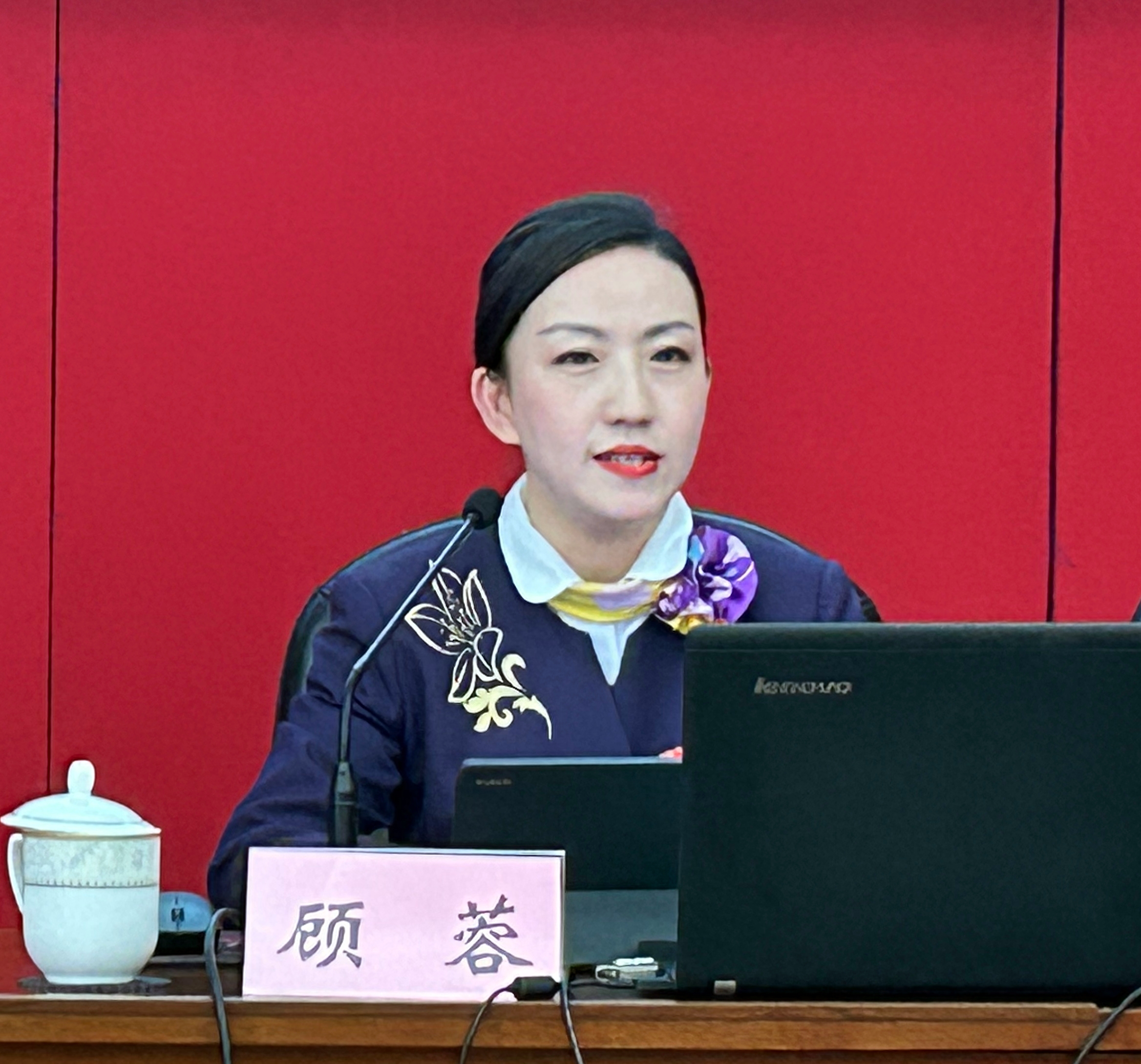 图为:张胡其图与巴特朝格图商议巡逻路线 白玉泉摄.JPG