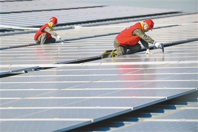 在浙江省湖州市德清县钟管镇南舍工业区,国网湖州供电公司工作人员协助诊断企业屋顶光伏电站断线故障,保障太阳能光伏板并网可靠发电,减少企业用电支出。王 正摄(人民视觉)