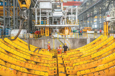 位于广东省佛山市伦教镇的中铁华隧联合重型装备有限公司车间一派繁忙景象,工人正在对盾构机部件进行建造和调试。王美燕摄(人民视觉)