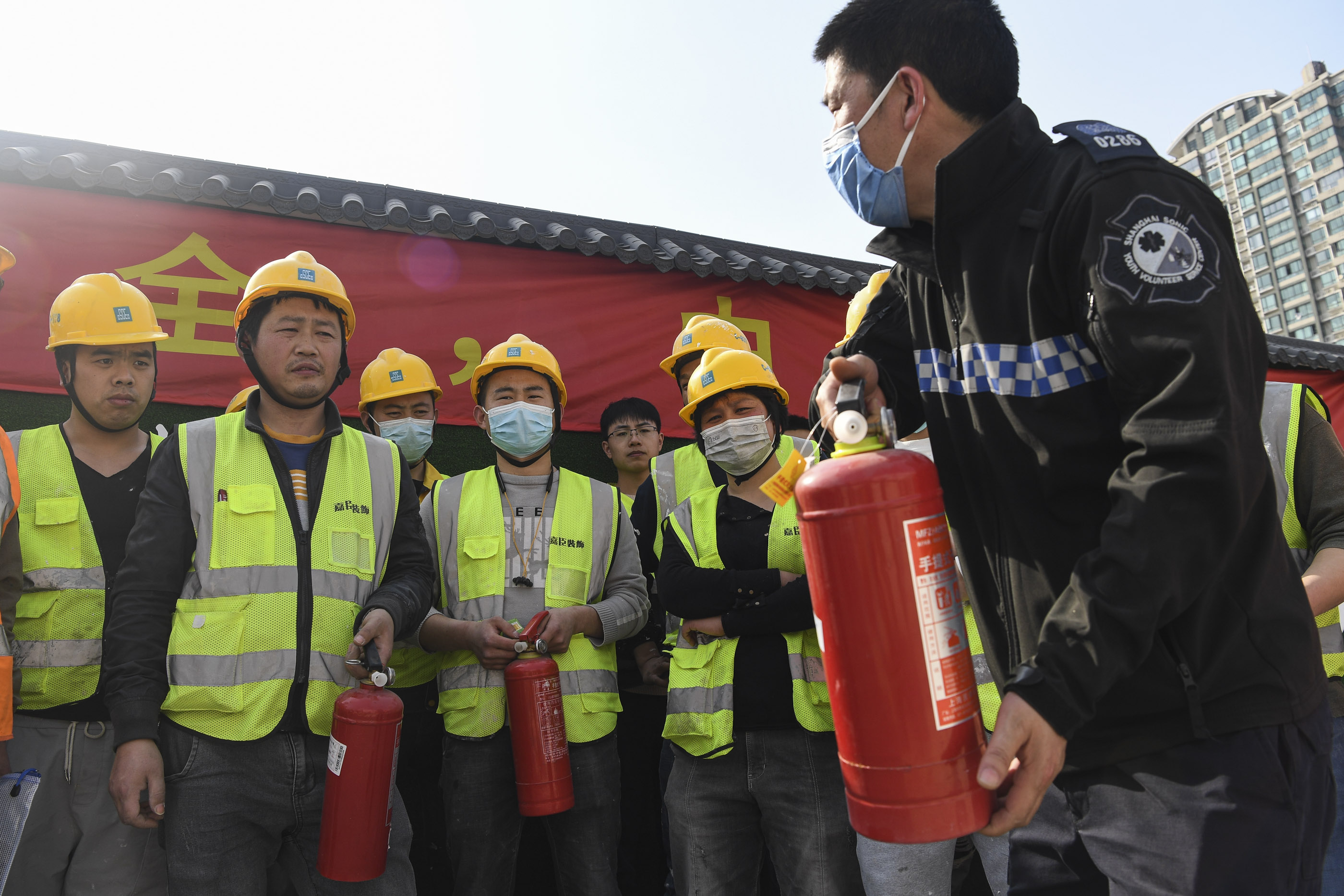 应急消防演习巡回课堂开进建筑工地干货满满护航安全生产