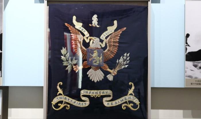 美军“北极熊团”被全歼,团旗被收缴。图源:央视网