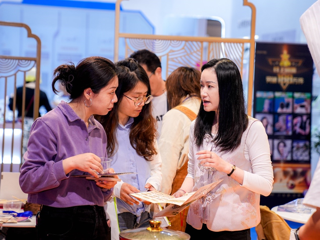 3 现场,团长们与豫园制造的工作人员交流不断.jpg