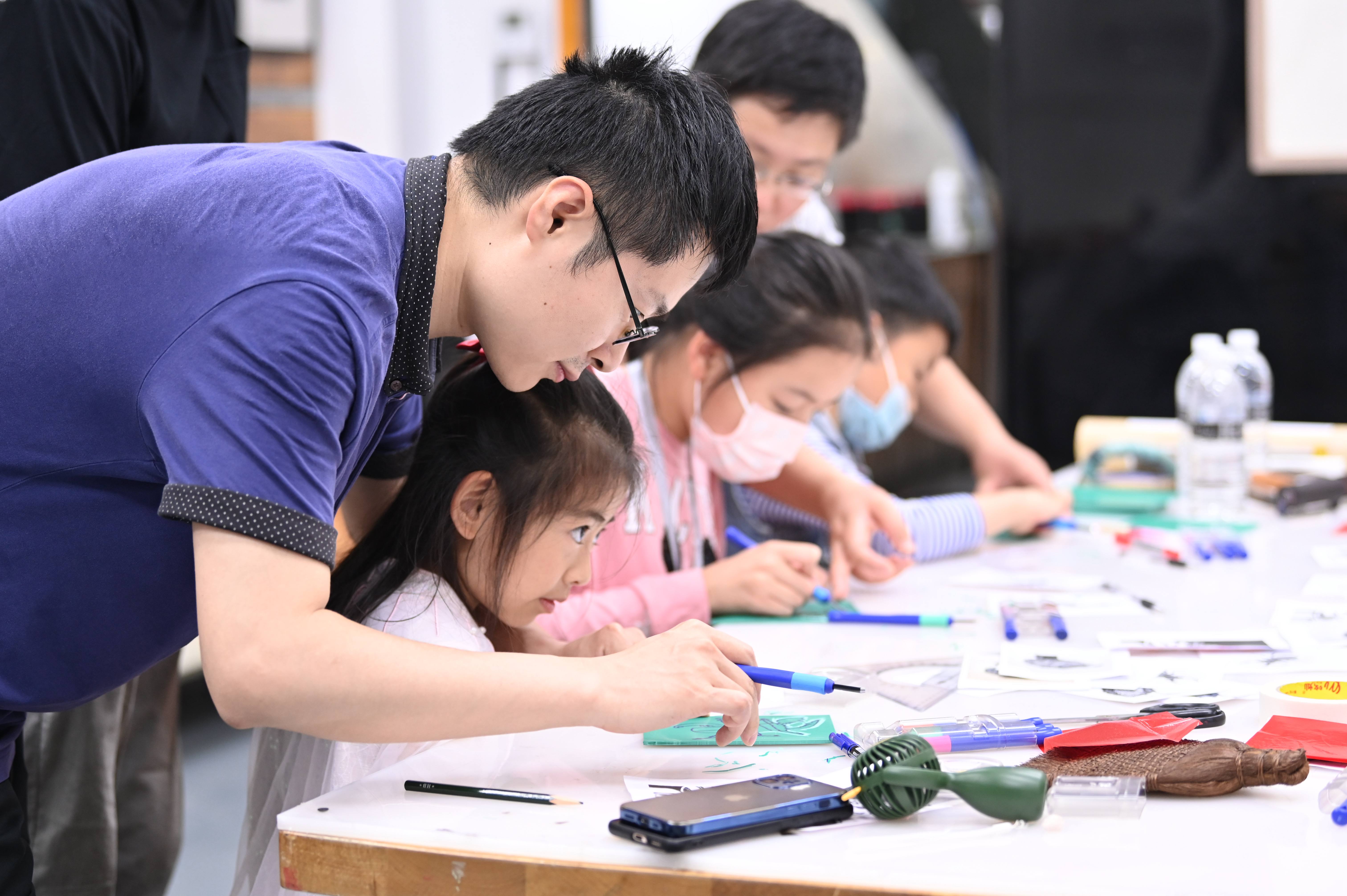 7.学生在上海工艺美术职业学院体验“版画工艺师”项目.JPG
