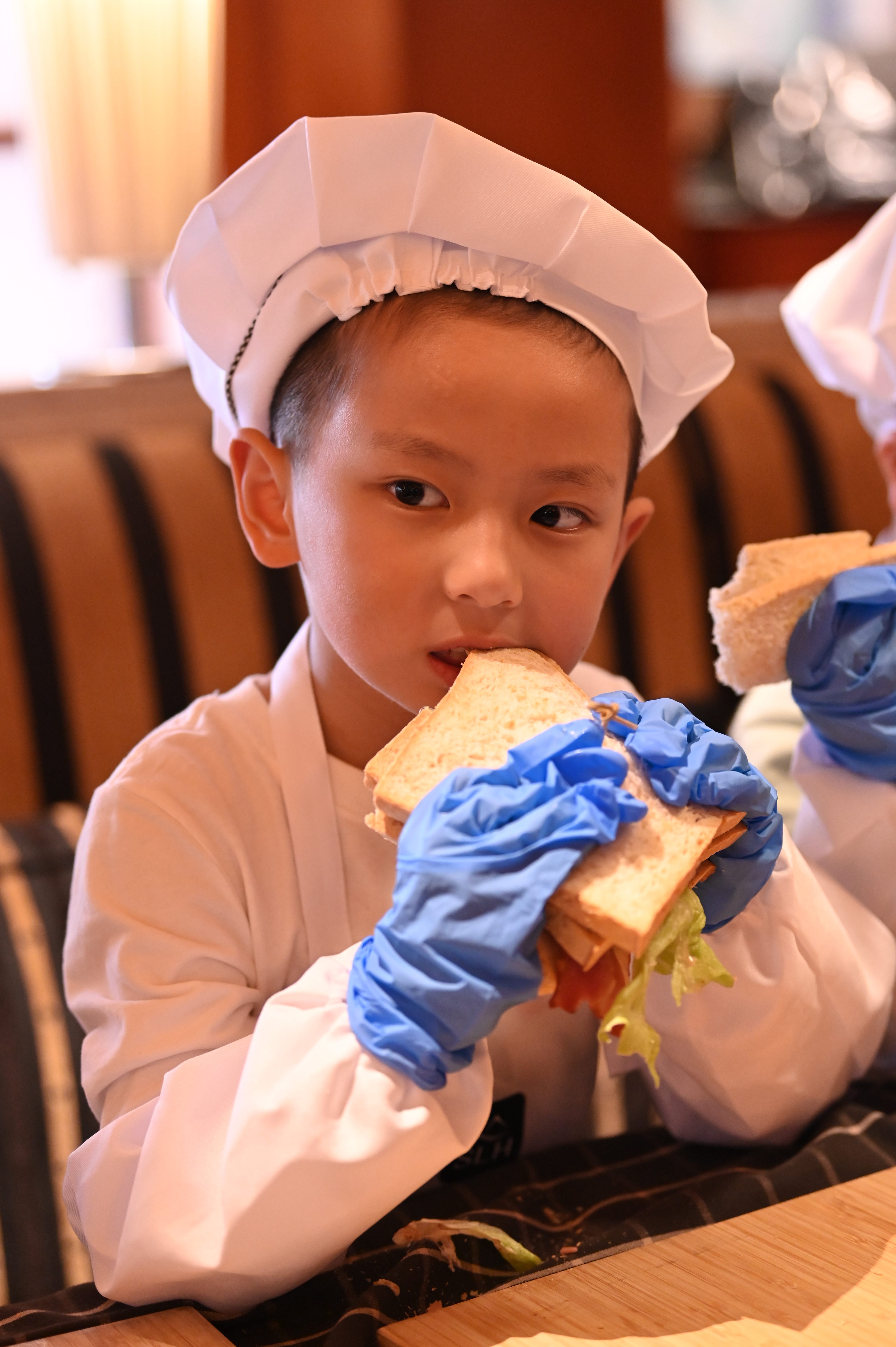 2.学生在“小小厨师长”职业体验项目中尽情享用自己制作的美食.JPG