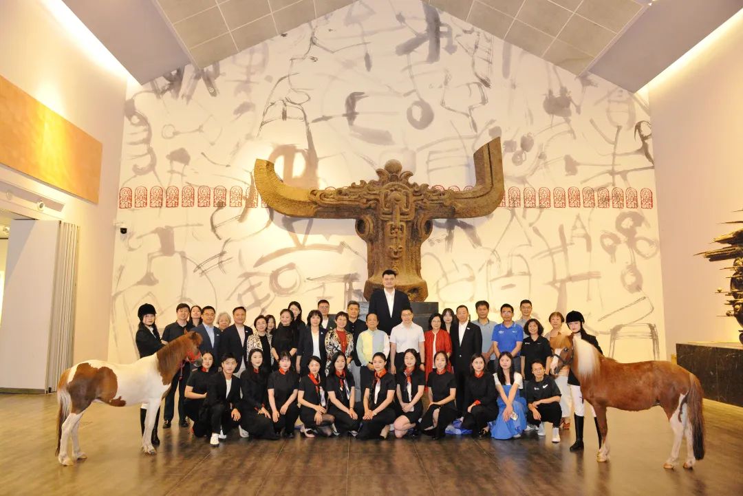 韩美林与姚明今天宣布:两家基金会将开启“体育+美育”的合作模式