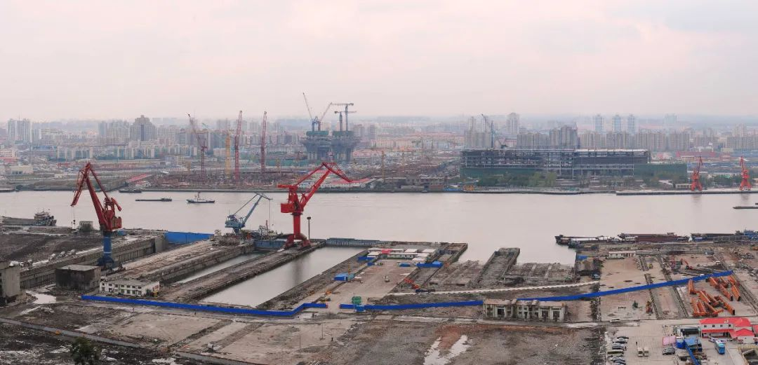 2008年11月9日，从拆迁中的江南造船厂船坞眺望浦东  郭长耀 图.png