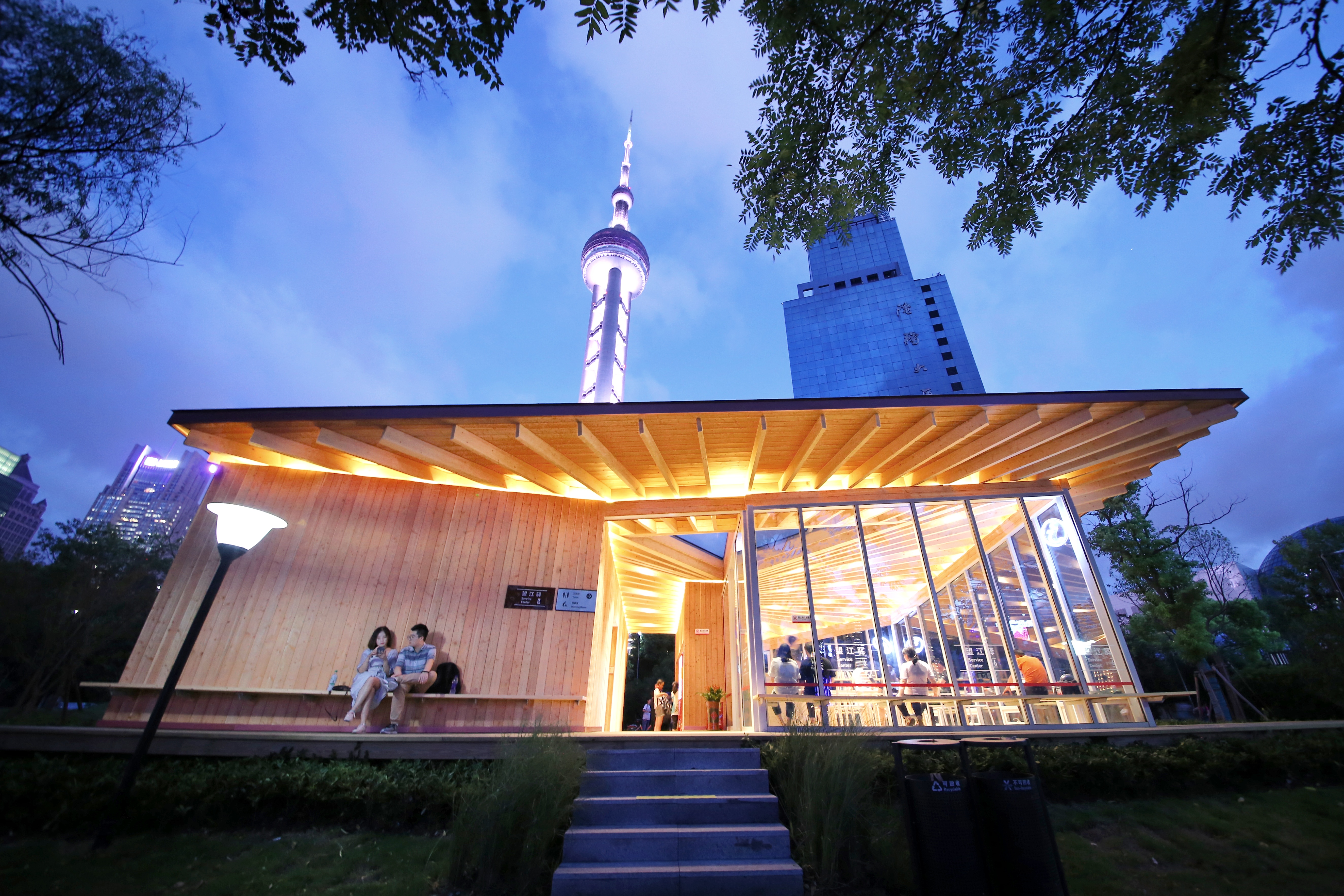 浦东滨江6号驿站夜景  吴庆东 图.jpg