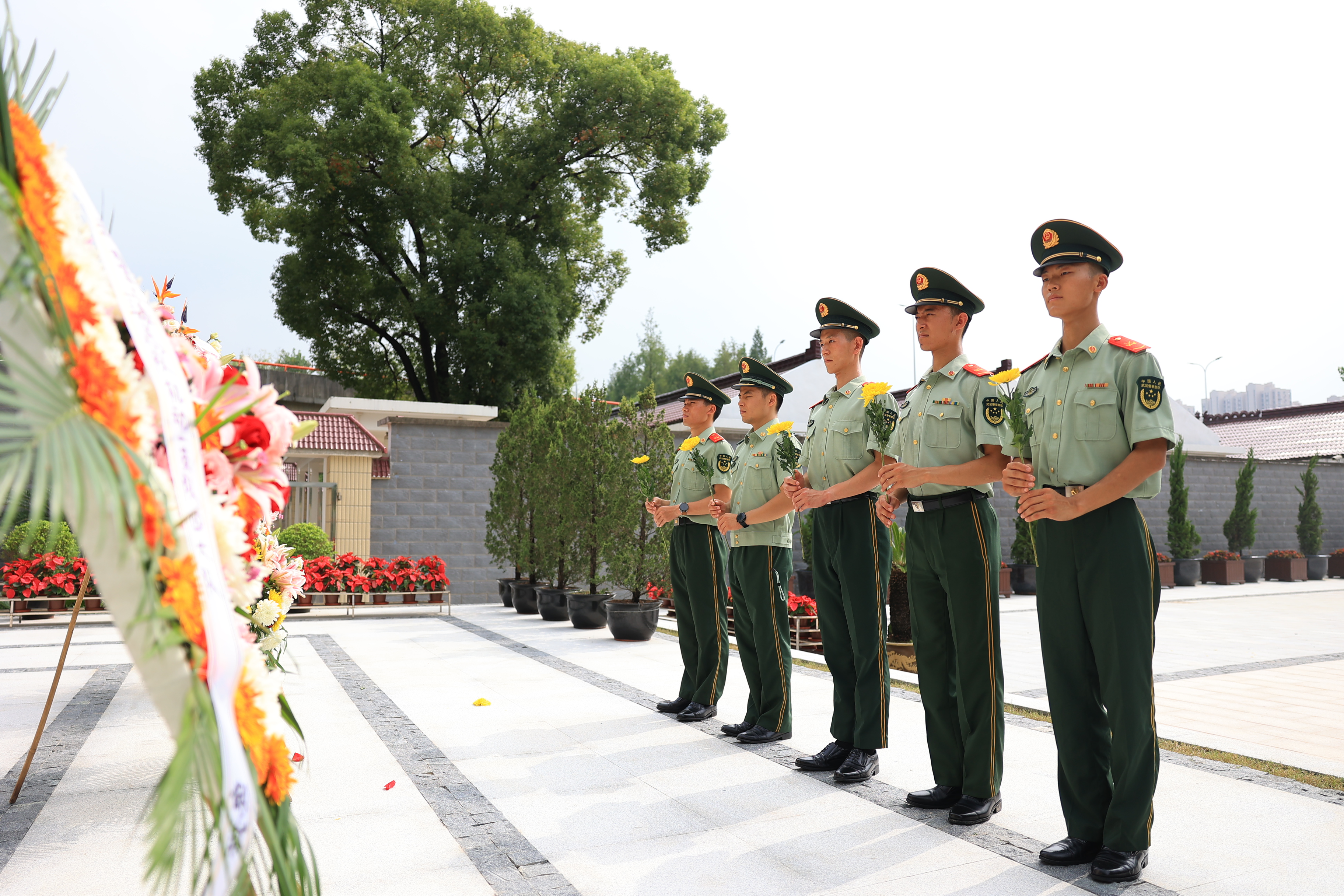 8.向英烈献花.jpg