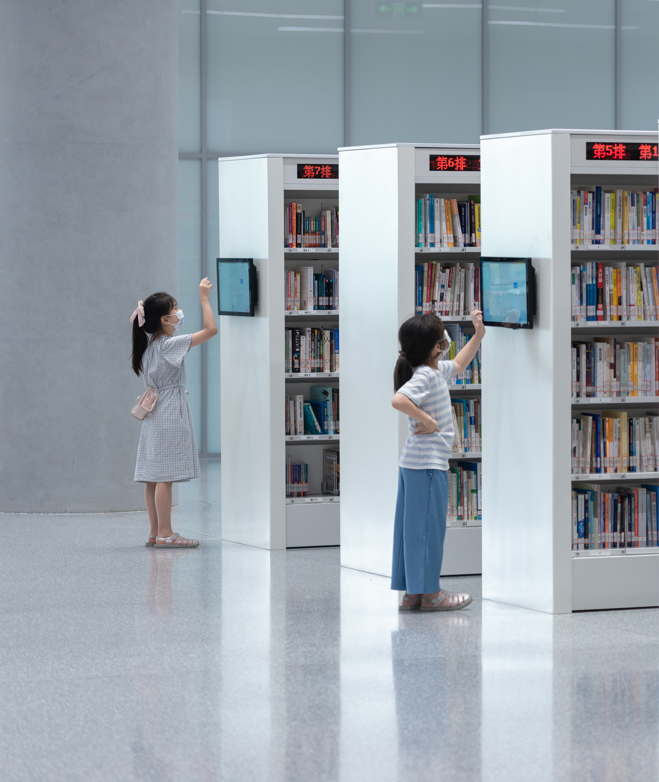 上图东馆的智能书架，在公测期间吸引了许多小朋友的目光。.jpg