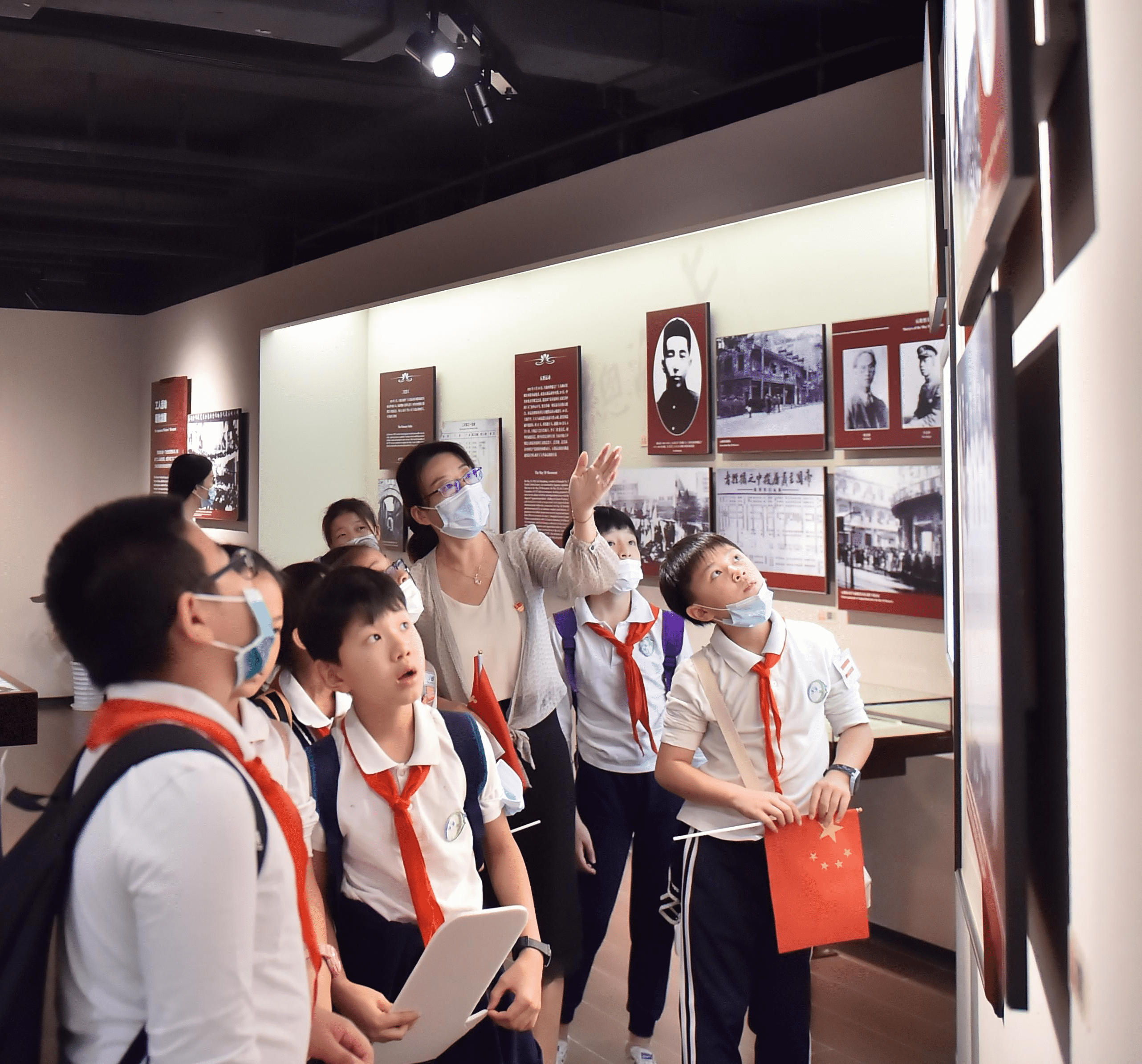 图1：2021年9月，学校开展“搭乘地铁十号线，行走在这座英雄城市”红色研学活动.png