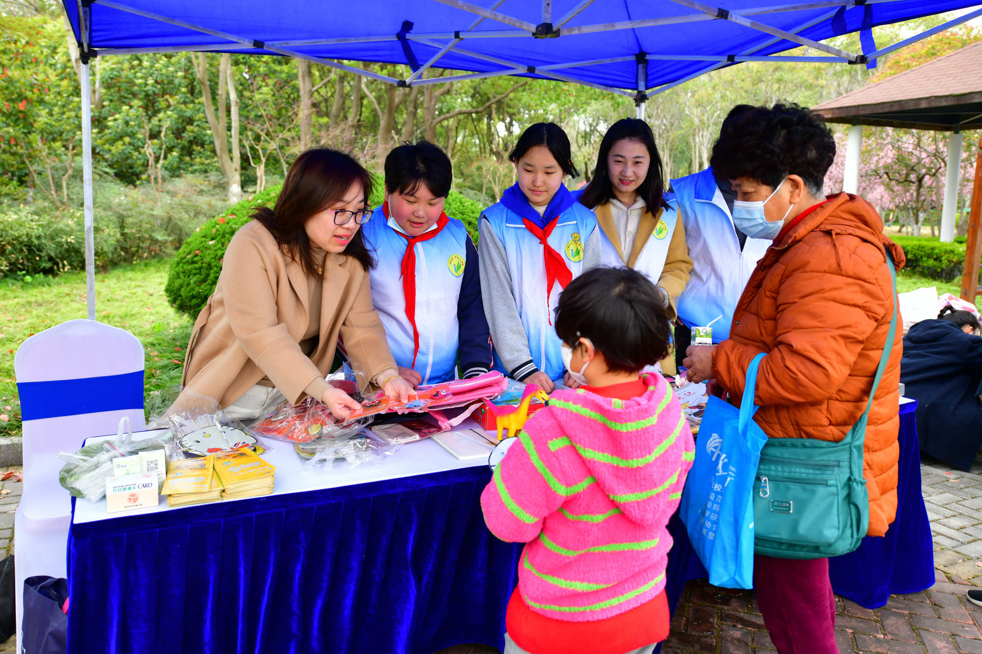 图8：2023年3月29日，学校志愿者服务队在校长带领下在吴泾公园参加志愿服务活动.jpg