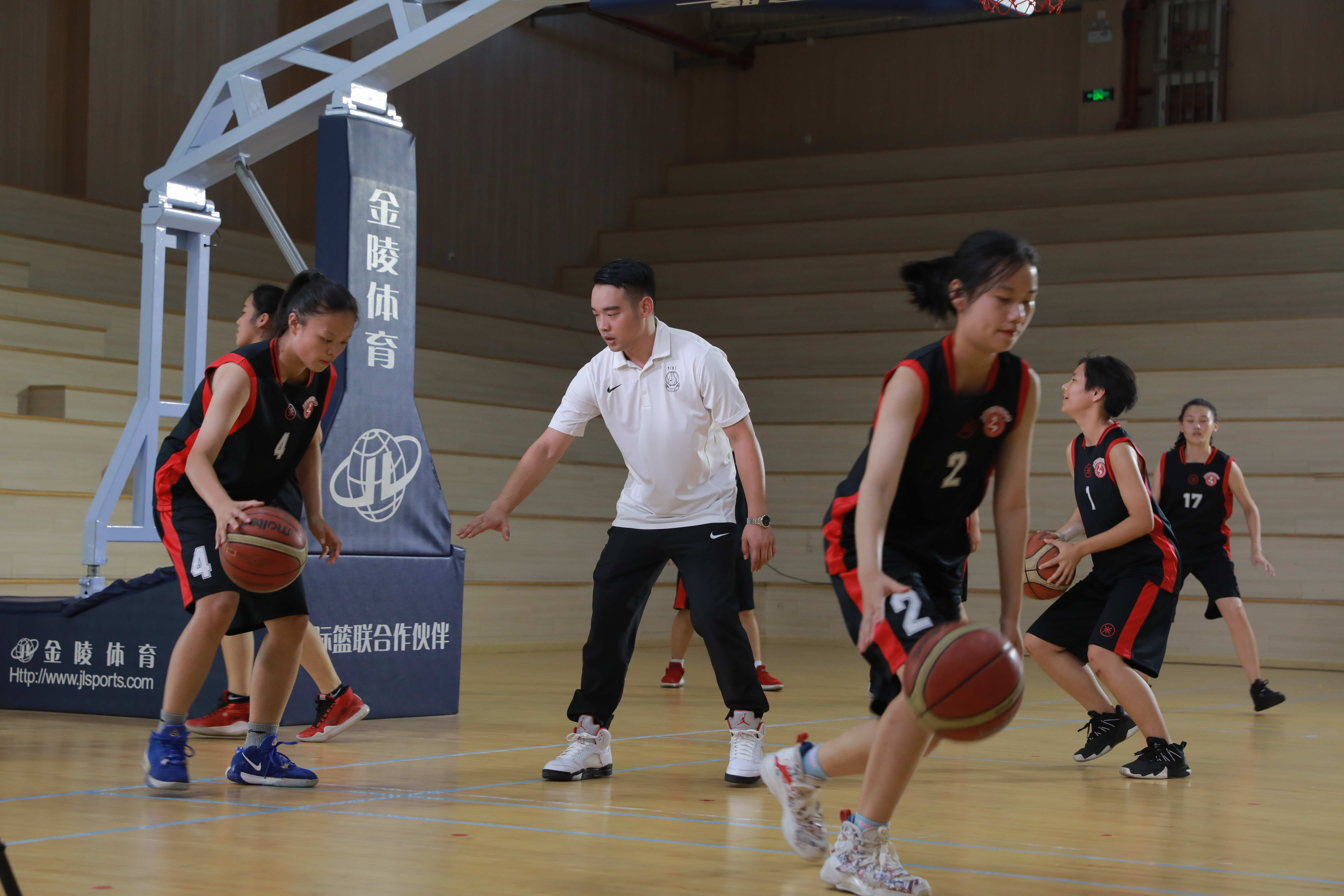 06 学生参加女子篮球队训练.JPG