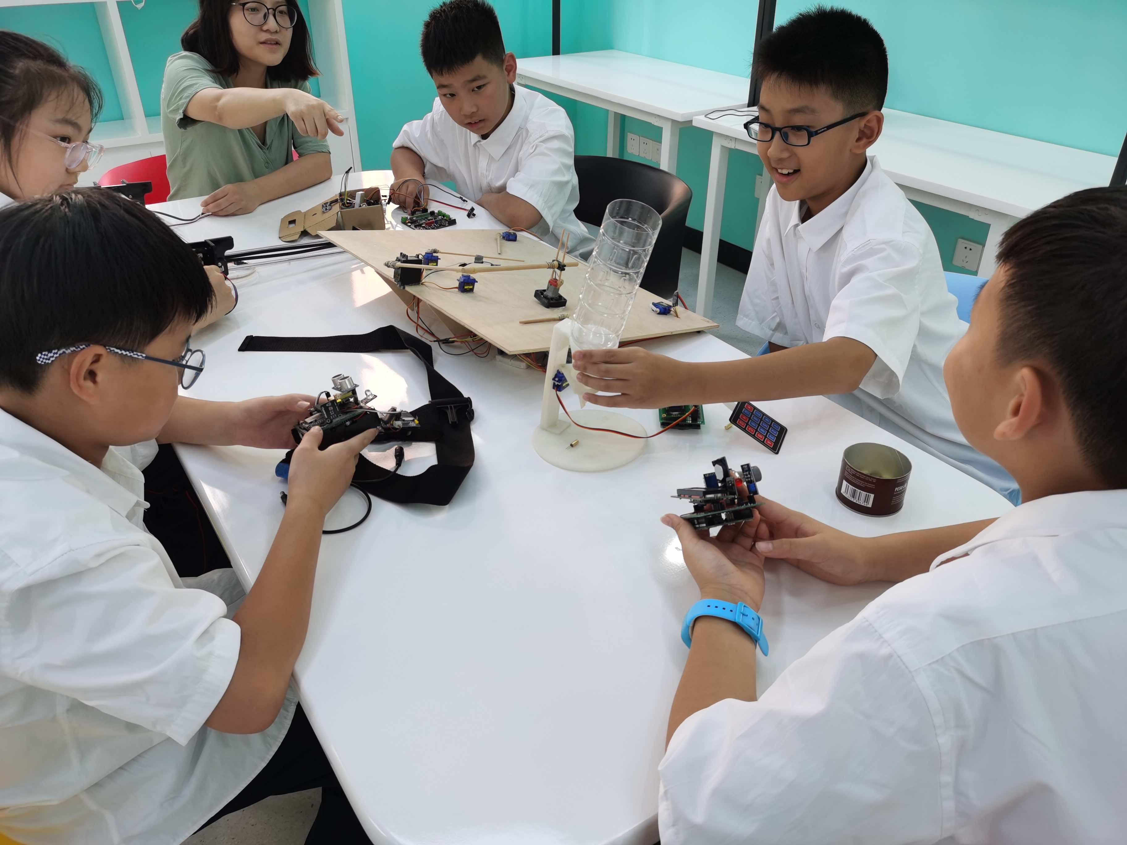 02-stem课上，学生小组在研究电路能量板的连接。.jpg