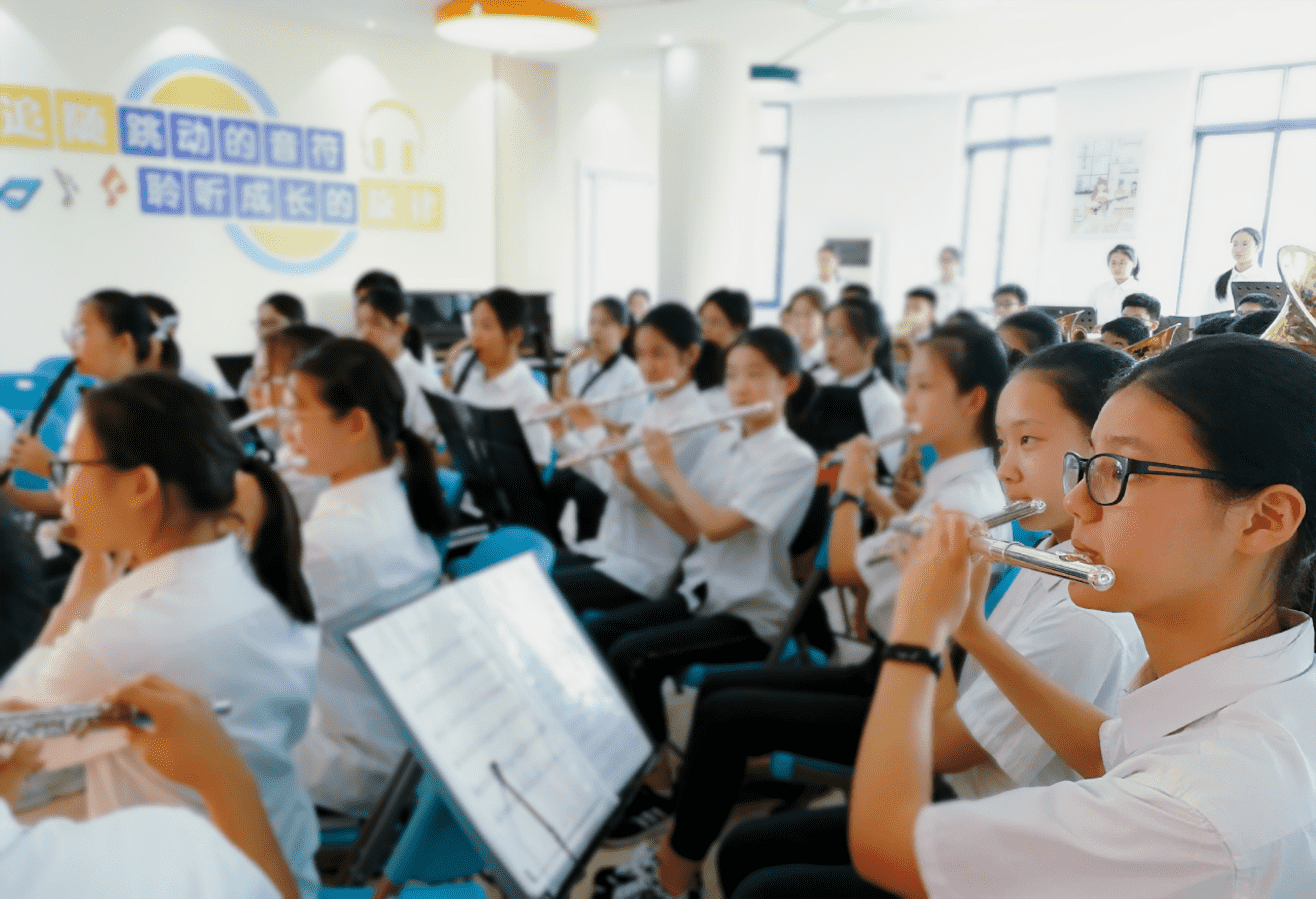 06-管乐团的学生在进行集体训练.png